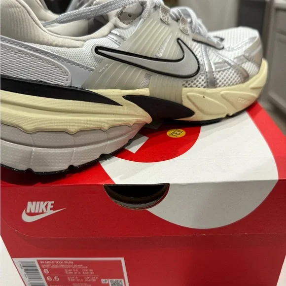 Nike V2K Running Shoes - Picture 2 of 10